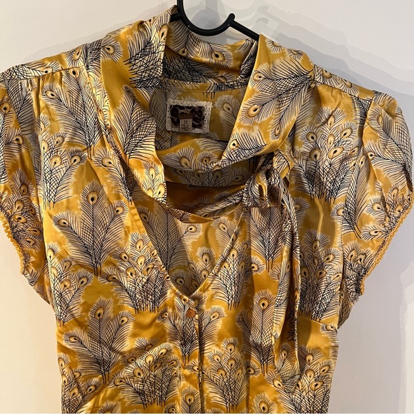 Free People, 100% silk blouse, yellow/gold and black print blouse. - Picture 4 of 12